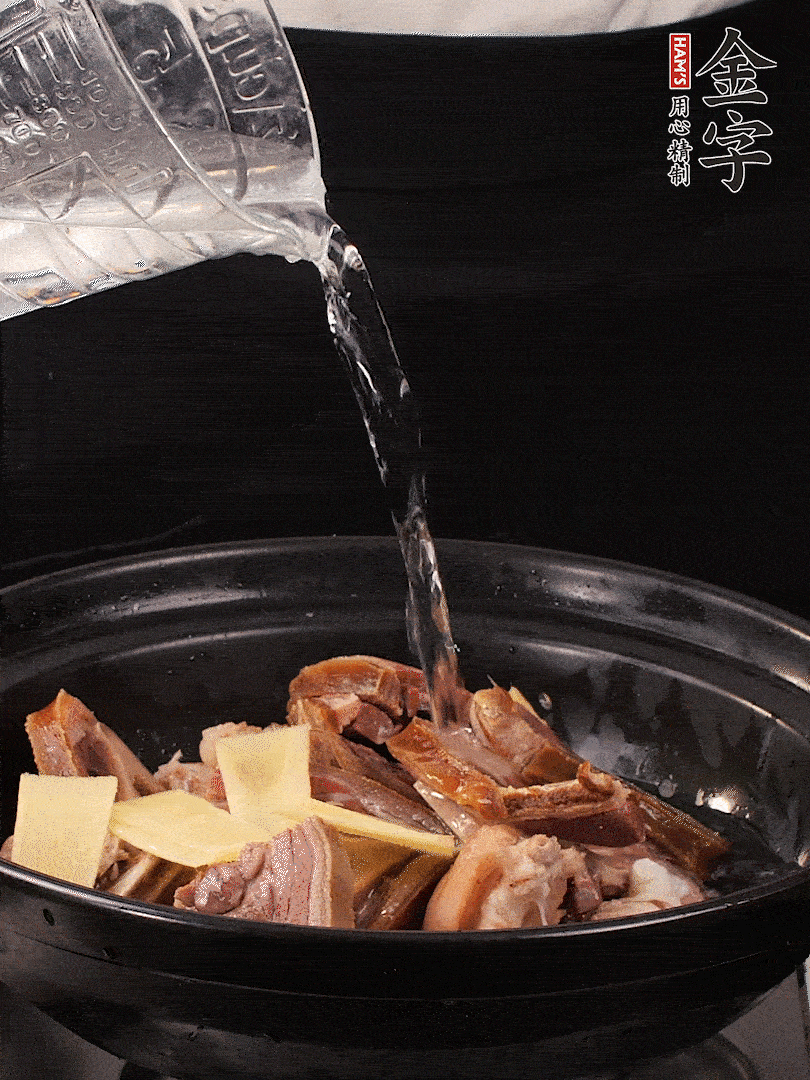 火腿、豬腳放到大砂鍋里，黃酒提鮮，蔥姜去腥，加2kg純凈水沒過食材。水一定要放足，中途最好不能加水