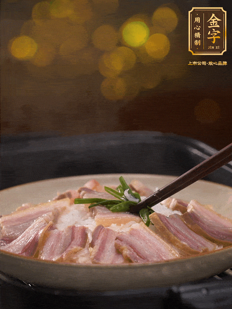 二十分鐘后關(guān)火，去除頂部的蔥段，最后撒上少許的蔥末，就完成了