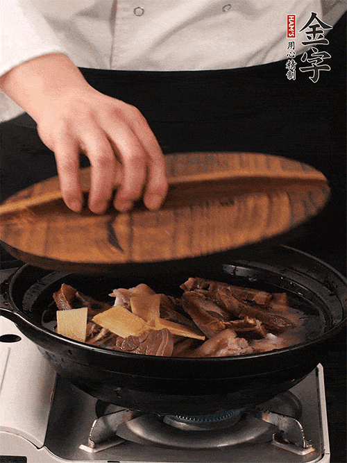 大火煮到沸騰后，轉(zhuǎn)中小火慢燉1個(gè)半小時(shí)。