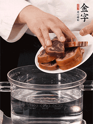 一包200g的金字火腿蹄片恰好搭配一個(gè)新鮮豬爪（豬腳）。都先加蔥姜、料酒焯水一遍，把血水清除后燉出來才能更清澈不油膩。