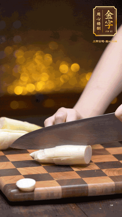 茭白剝?nèi)ネ馄?，去掉根部老硬部分，洗凈切滾刀塊