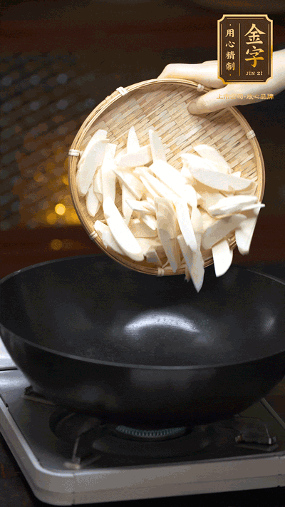 油至5成熱，下茭白塊翻炒，慢慢煎炒至表面微微焦黃