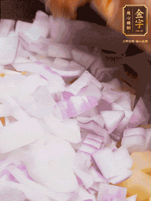 倒入洗干凈的大米、土豆丁、洋蔥碎、排骨、金字火腿xo醬、水