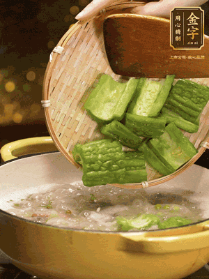 倒入熱水，和泡開(kāi)的綠豆（連水）和火腿片，大火燒開(kāi)燉一個(gè)小時(shí)