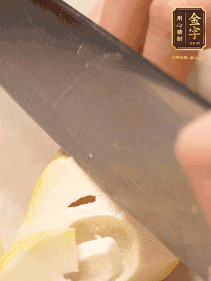 春筍切成滾刀塊，焯水去除澀味