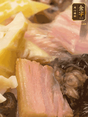 倒入滾燙的熱水，燉煮20分鐘，湯濃汁白