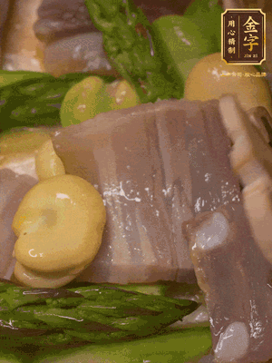 倒入熱水，燉煮10分鐘