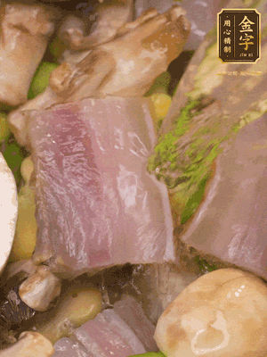 開蓋，放入河蝦繼續(xù)燜煮5分鐘