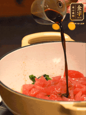 調(diào)味：1勺蠔油、1勺生抽、2轉(zhuǎn)胡椒粉和2勺番茄醬倒入400ml開水，燒至湯汁濃厚