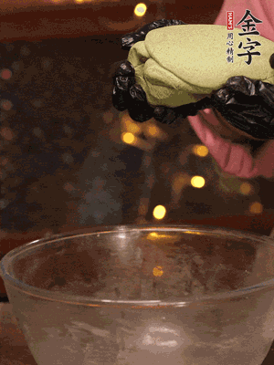 水里放點鹽，燒開后放艾草，一勺小蘇打，撈出浸入涼水，打成艾草泥