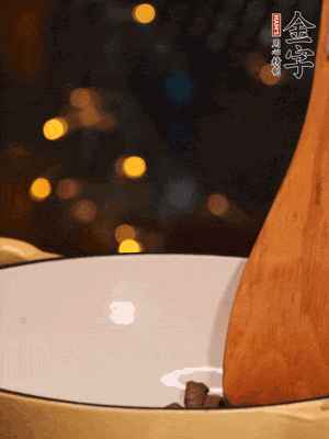 鍋中放入油，倒入醬油肉煸出油脂香味