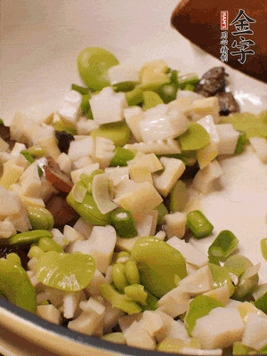 倒入蠶豆、春筍翻炒