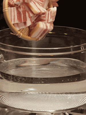 排骨、咸肉，一起下入鍋中，加入蔥，姜，料酒，倒入清水焯水清洗干凈