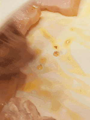 另起一鍋，將咸肉、鮮肉 翻炒出香味