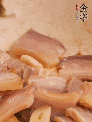 加入雪菜、咸肉冬筍 炒出香味