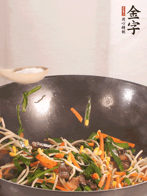 炒合菜：金字醬油肉、綠豆芽、韭菜