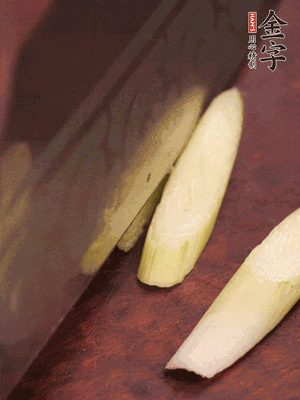 蒜白切小段，辣椒斜切圈