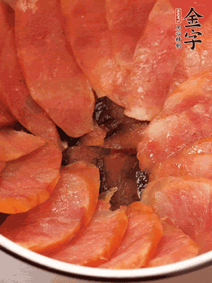 深碗涂抹豬油，頂端鋪枸杞，間隔鋪上香腸、醬油肉片