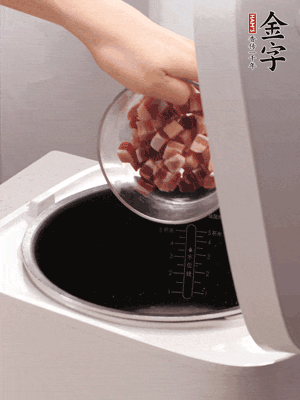 鍋中倒入豬油，油熱后炒熟上海青，給倒少許鹽調(diào)味