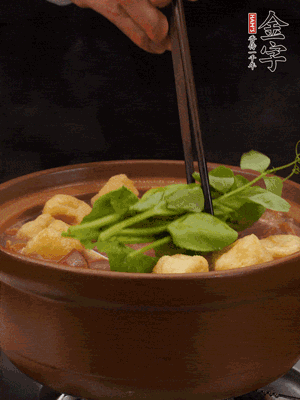 加筒骨煲的經(jīng)典配菜：金字土香腸、油豆腐、千張蓋上蓋子燜一會兒，耐心等候10分鐘。