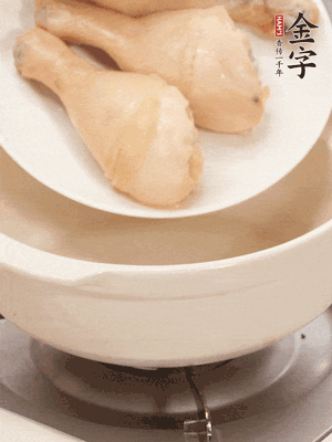 雞腿、火腿、干貝、蒜頭放入砂鍋內(nèi)燉1小時