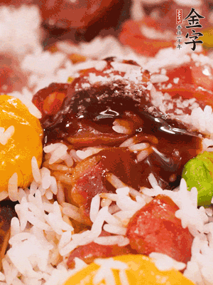 調(diào)醬汁，把蠔油：生抽：老抽：香油按1:2:1:0.5的比例。