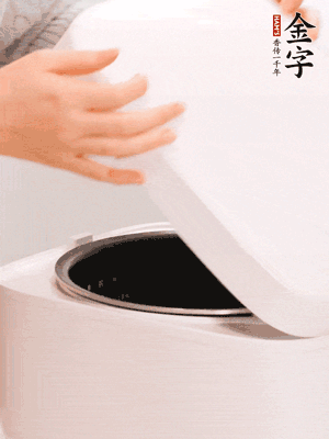 泡發(fā)香菇的水和調(diào)好的醬汁混合在一起，倒入電飯煲中，煮飯。