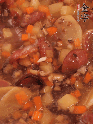 加大半碗水，沒(méi)過(guò)大部分食材