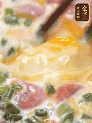 三個全蛋中加適量牛奶、鹽、黑胡椒粉、臘腸、蔥花攪拌均勻