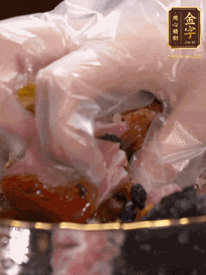 排骨洗凈后（蠔油、生抽、老抽、鹽、糖、淀粉、豆豉、蒜蓉、姜絲）腌制30分鐘