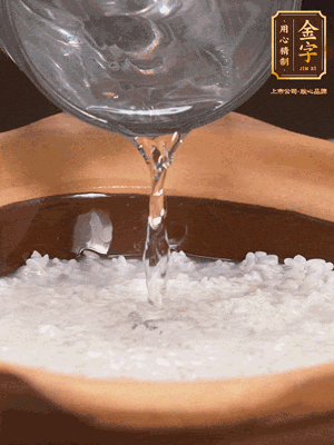 砂鍋底部刷一層油，加入大米和開水，水高1cm,大火燒開后轉(zhuǎn)中火煲5分鐘，到水微收干