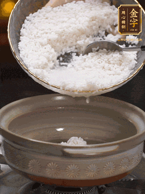 鍋底刷油，倒入米飯，水沒過即可，中小火燜10分鐘，戳幾個(gè)洞