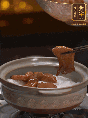 鋪上牛肉，鍋邊淋油在燜5分鐘