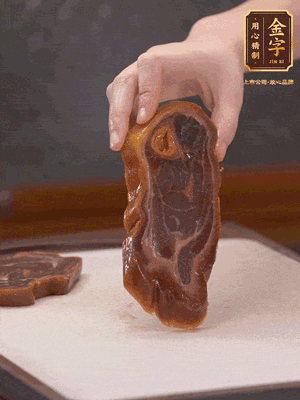 處理節(jié)瓜，刮掉表層的皮和毛，洗凈后去掉瓜蒂，切大塊