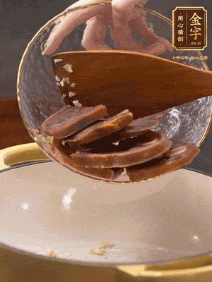 熱油爆香蒜粒、姜粒，加火腿蹄片煸炒一下