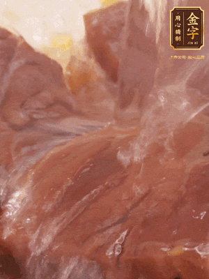 加熱水，2大勺料酒煮20分鐘，再下節(jié)瓜塊煮10分鐘即可