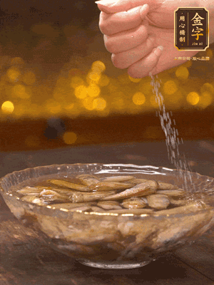 鮮活蟶子反復(fù)沖洗干凈，水中加鹽、芝麻香油浸泡30分鐘吐沙