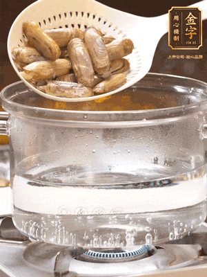 煮一鍋沸水，下蟶子汆燙30秒，撈出浸入冰水，取出蟶子肉