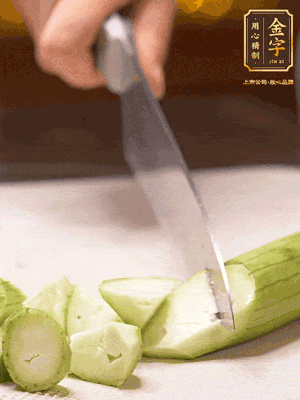 絲瓜去皮，切滾刀塊