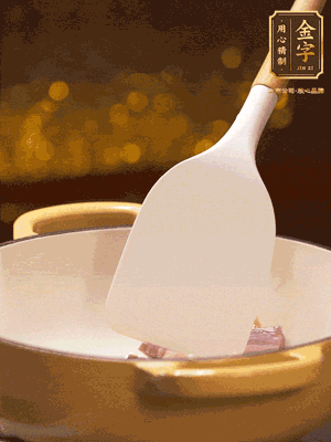 油溫7成熱，下蒜末、咸肉略微煸炒，再下絲瓜