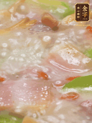 最后下蟶子，一點白胡椒調(diào)味，煮到白色湯汁出來。撒點枸杞點綴