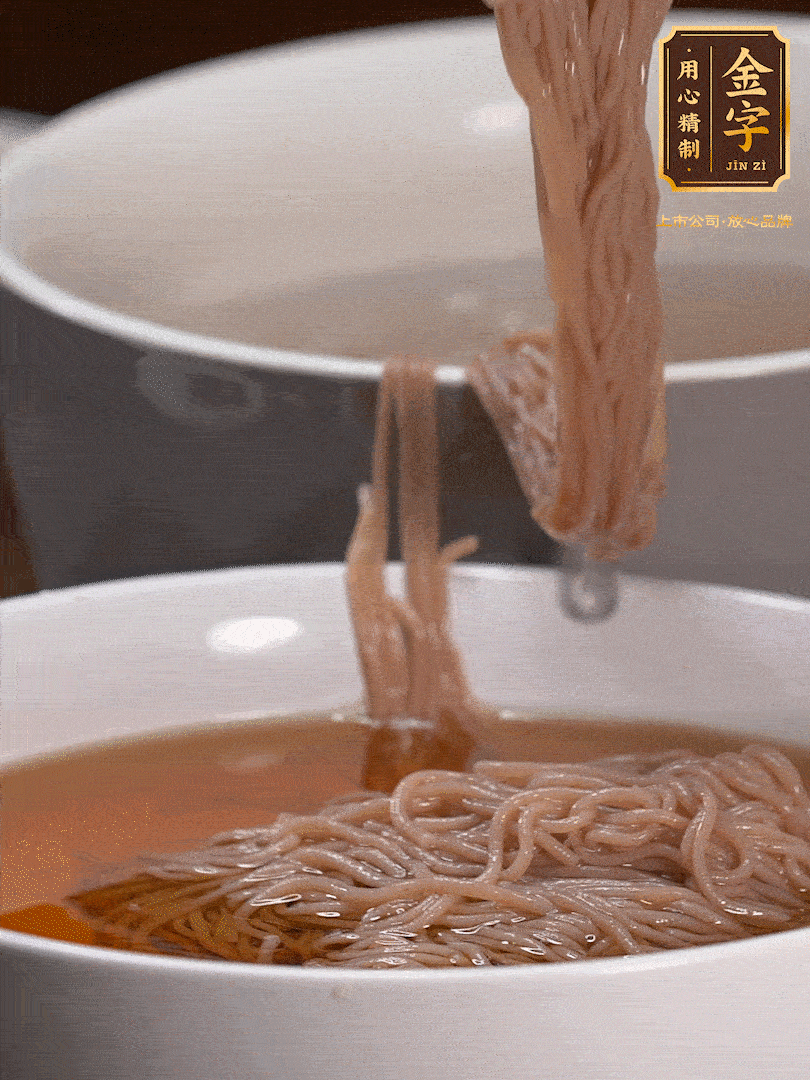 蘋果醋，一點鹽、糖、醬油，兌入涼白開水調(diào)成簡易冷面湯，放水箱冷藏