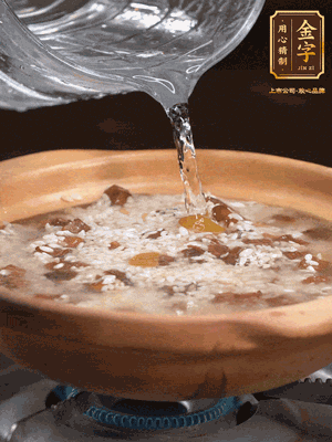 再倒入泡了30分鐘的大米翻拌均勻，加水稍微沒(méi)過(guò)（米水比例1:1），中火燜煮，到冒大泡，大致5分鐘