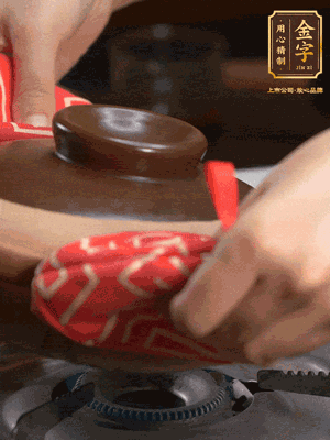 中火調(diào)成小火，鋪上香腸蓋蓋燜5分鐘。不斷轉(zhuǎn)動(dòng)瓦煲，讓側(cè)壁的飯形成飯焦