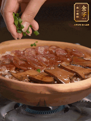 最后鋪上牛肝菌，爭(zhēng)分奪秒地倒上醬汁，撒點(diǎn)小蔥花