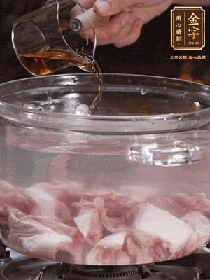 老鴨切塊，鍋里水煮開，鴨肉加姜片、料酒焯水