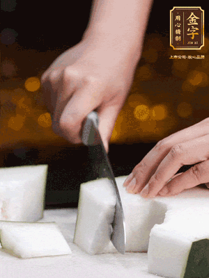 薏米提前浸泡好。冬瓜帶皮洗凈切塊