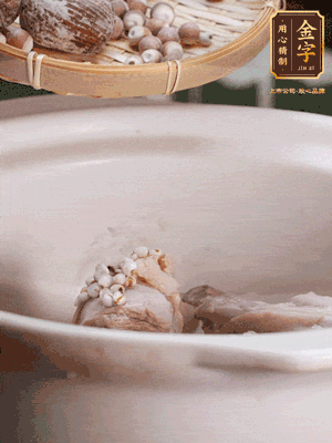 焯好水洗凈的鴨肉、薏米、芡實、蜜棗+適量水煲1小時