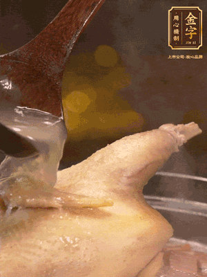 大火燒開后，撇去浮沫。轉(zhuǎn)小火燉2個小時