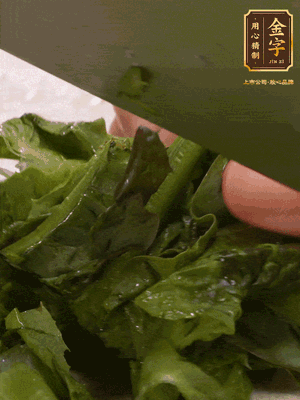 萵筍去皮切丁，萵筍葉切碎